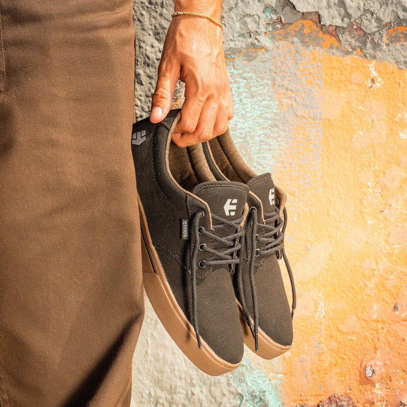 Etnies أحذية إيتنيز جيمسون 2 الإيكولوجية المستدامة بأسلوب التزلج، نعل معزز، شعور مبطن، أحذية رياضية يومية، نباتية باللون الأسود/الفحم/الرملي - Image 1